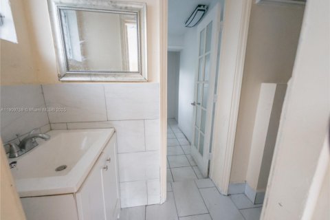 House in Miami, Florida 5 bedrooms, 167.22 sq.m. № 1965394 - photo 12