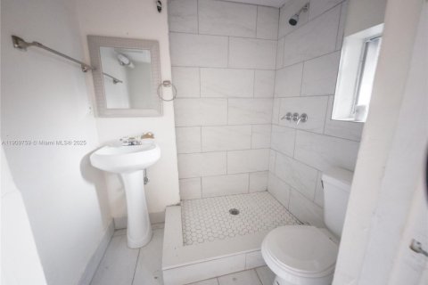 House in Miami, Florida 5 bedrooms, 167.22 sq.m. № 1965394 - photo 6