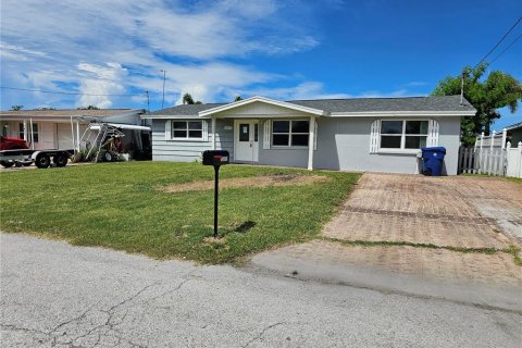 Casa en alquiler en Hudson, Florida, 4 dormitorios, 135.82 m2 № 1885130 - foto 1
