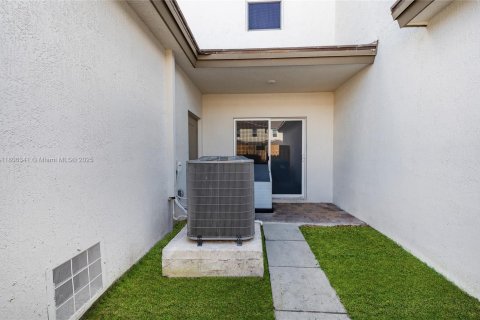 Townhouse in Homestead, Florida 3 bedrooms, 136.01 sq.m. № 1738988 - photo 8
