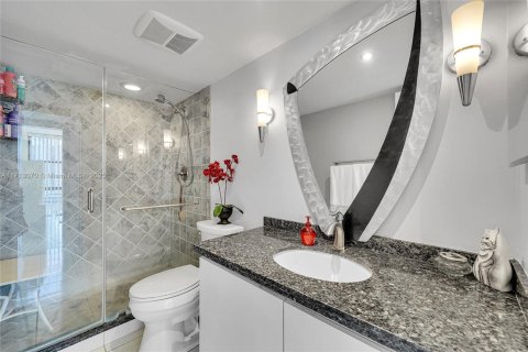 Condo in Hallandale Beach, Florida, 2 bedrooms  № 1465342 - photo 27