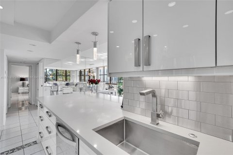 Condo in Hallandale Beach, Florida, 2 bedrooms  № 1465342 - photo 8