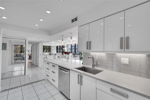Condo in Hallandale Beach, Florida, 2 bedrooms  № 1465342 - photo 7