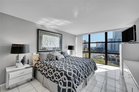 Condo in Hallandale Beach, Florida, 2 bedrooms  № 1465342 - photo 19