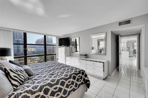 Condo in Hallandale Beach, Florida, 2 bedrooms  № 1465342 - photo 21