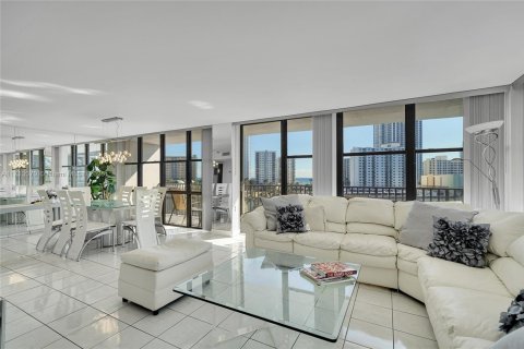 Condo in Hallandale Beach, Florida, 2 bedrooms  № 1465342 - photo 13