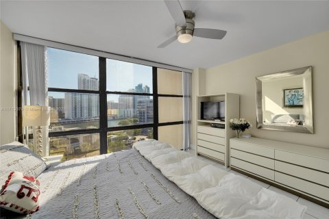 Condo in Hallandale Beach, Florida, 2 bedrooms  № 1465342 - photo 25