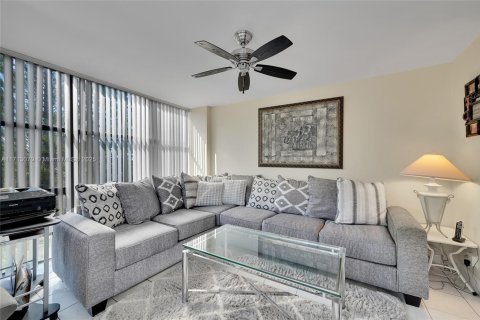 Condo in Hallandale Beach, Florida, 2 bedrooms  № 1465342 - photo 15