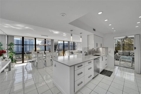 Condo in Hallandale Beach, Florida, 2 bedrooms  № 1465342 - photo 5