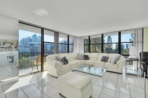 Condo in Hallandale Beach, Florida, 2 bedrooms  № 1465342 - photo 12