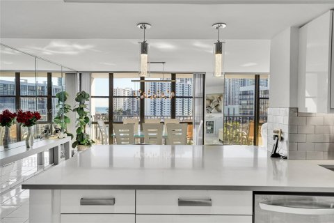 Condo in Hallandale Beach, Florida, 2 bedrooms  № 1465342 - photo 2