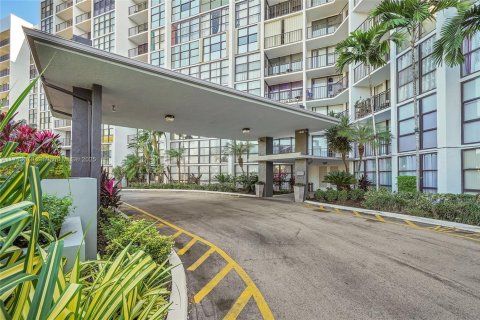 Condo in Hallandale Beach, Florida, 2 bedrooms  № 1465342 - photo 29