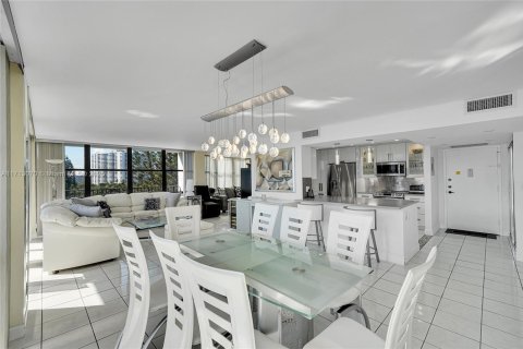 Condo in Hallandale Beach, Florida, 2 bedrooms  № 1465342 - photo 10