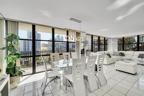 Condo in Hallandale Beach, Florida, 2 bedrooms  № 1465342 - photo 9