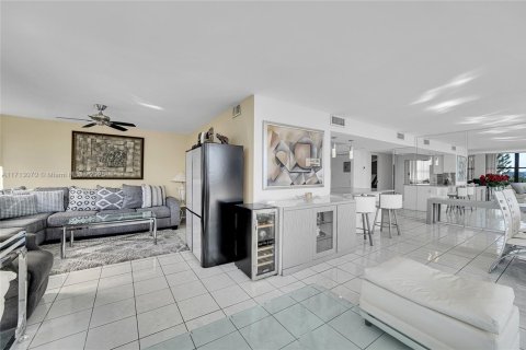 Condo in Hallandale Beach, Florida, 2 bedrooms  № 1465342 - photo 16