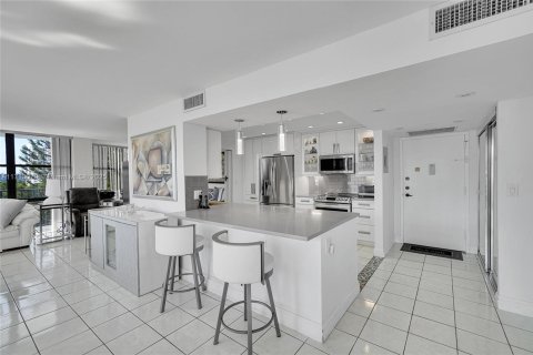 Condo in Hallandale Beach, Florida, 2 bedrooms  № 1465342 - photo 6