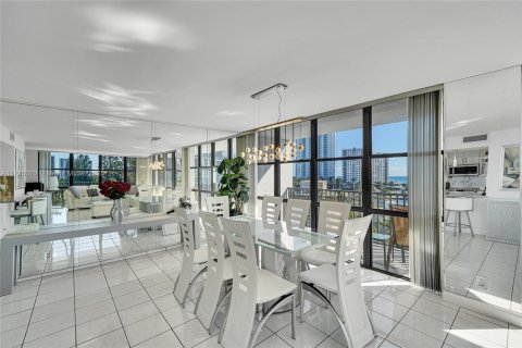 Condo in Hallandale Beach, Florida, 2 bedrooms  № 1465342 - photo 11