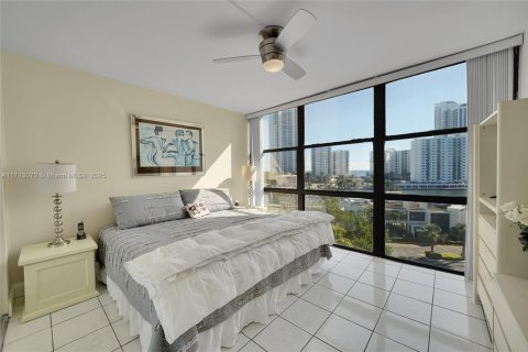 Condo in Hallandale Beach, Florida, 2 bedrooms  № 1465342 - photo 24
