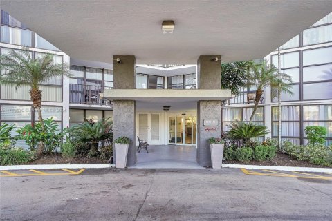 Condo in Hallandale Beach, Florida, 2 bedrooms  № 1465342 - photo 28