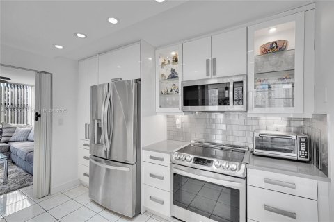 Condo in Hallandale Beach, Florida, 2 bedrooms  № 1465342 - photo 4