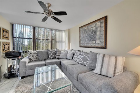 Condo in Hallandale Beach, Florida, 2 bedrooms  № 1465342 - photo 17