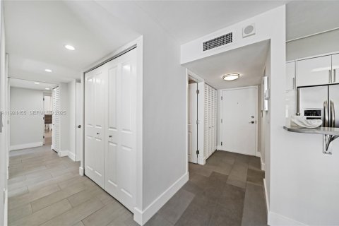 Купить кондоминиум в Майами-Бич, Флорида 3 спальни, 60.94м2, № 1986569 - фото 15