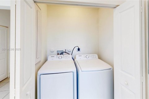 Townhouse in Homestead, Florida 3 bedrooms, 137.77 sq.m. № 1988045 - photo 11