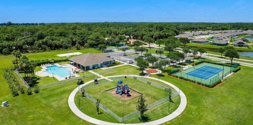 House in Fort Pierce, Florida 4 bedrooms, 169.08 sq.m. № 1226883