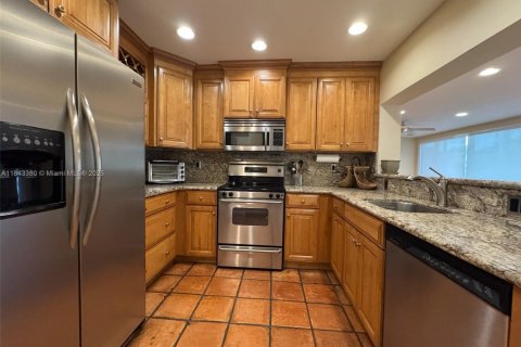 House in Miami Springs, Florida 3 bedrooms, 163.69 sq.m. № 1838699 - photo 6