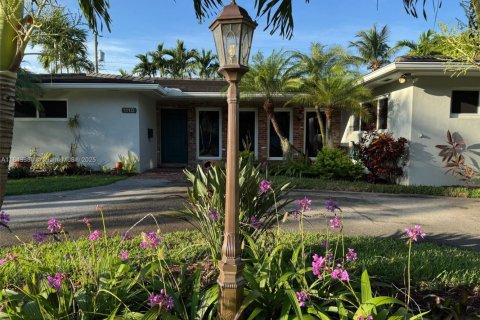 House in Miami Springs, Florida 3 bedrooms, 163.69 sq.m. № 1838699 - photo 1