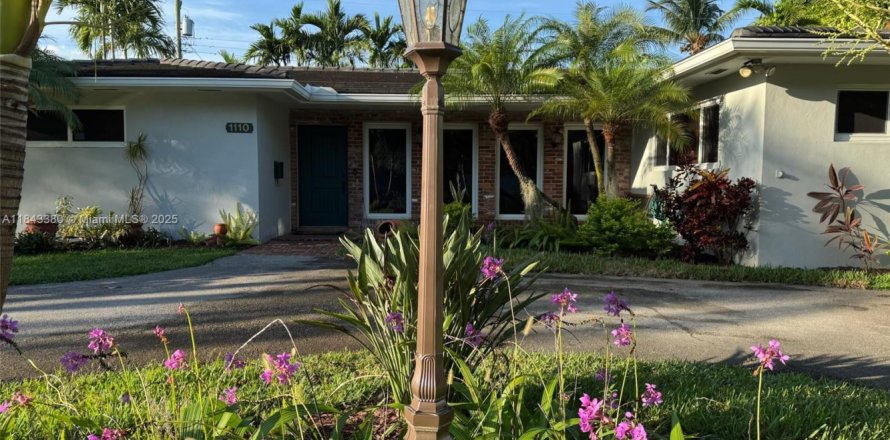 House in Miami Springs, Florida 3 bedrooms, 163.69 sq.m. № 1838699