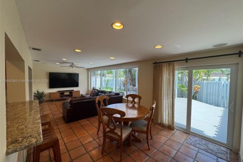 House in Miami Springs, Florida 3 bedrooms, 163.69 sq.m. № 1838699 - photo 8