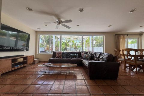 House in Miami Springs, Florida 3 bedrooms, 163.69 sq.m. № 1838699 - photo 7