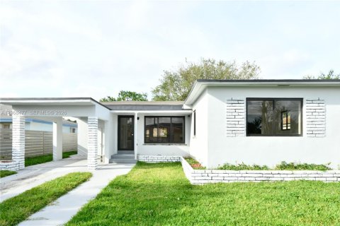 Снять в аренду виллу или дом в Майами, Флорида 3 спальни, 164.62м2, № 2031581 - фото 1