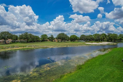 House in Weston, Florida 5 bedrooms, 306.76 sq.m. № 1794541 - photo 2