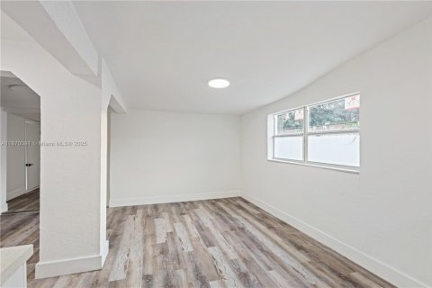 Villa ou maison à vendre à Opa-locka, Floride: 4 chambres, 134.52 m2 № 1897046 - photo 8