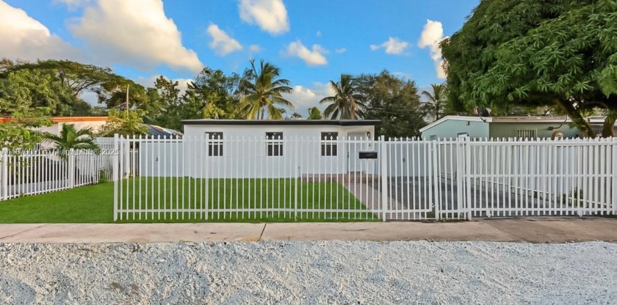 House in Opa-locka, Florida 4 bedrooms, 134.52 sq.m. № 1897046