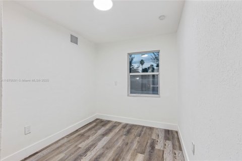 Villa ou maison à vendre à Opa-locka, Floride: 4 chambres, 134.52 m2 № 1897046 - photo 10