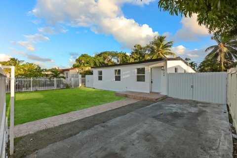 Villa ou maison à vendre à Opa-locka, Floride: 4 chambres, 134.52 m2 № 1897046 - photo 2