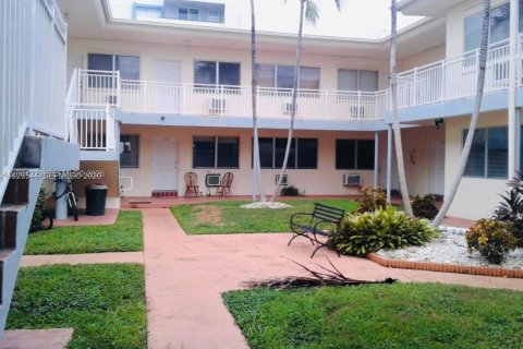 Снять в аренду кондоминиум в Майами-Бич, Флорида 2 спальни, 68.75м2, № 2068683 - фото 2