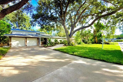 House in Saint Petersburg, Florida 5 bedrooms, 237.92 sq.m. № 2353445