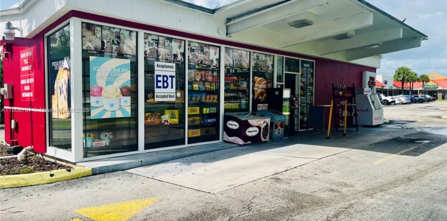 Propiedad comercial en Hialeah Gardens, Florida № 1965108