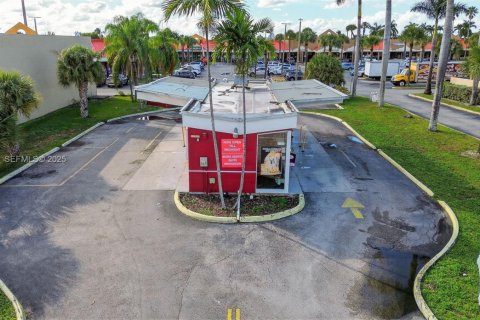 Propiedad comercial en venta en Hialeah Gardens, Florida № 1965108 - foto 21