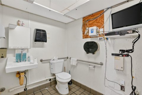 Propiedad comercial en venta en Hialeah Gardens, Florida № 1965108 - foto 18