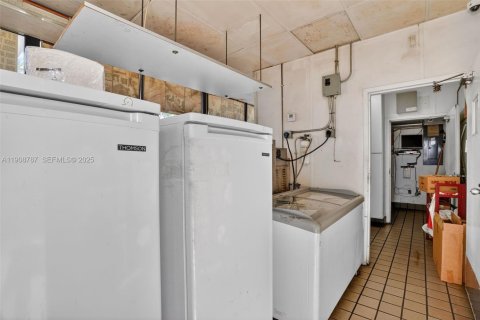 Propiedad comercial en venta en Hialeah Gardens, Florida № 1965108 - foto 13