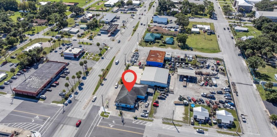Commercial property in Okeechobee, Florida № 2083066
