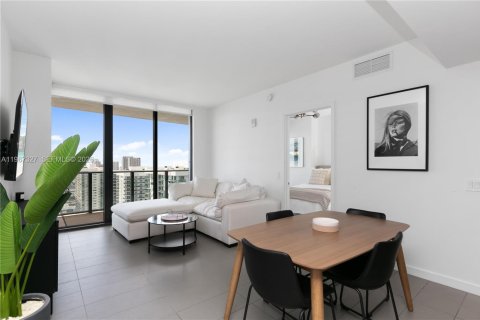Condominio en alquiler en Miami, Florida, 2 dormitorios, 81.57 m2 № 2085091 - foto 3