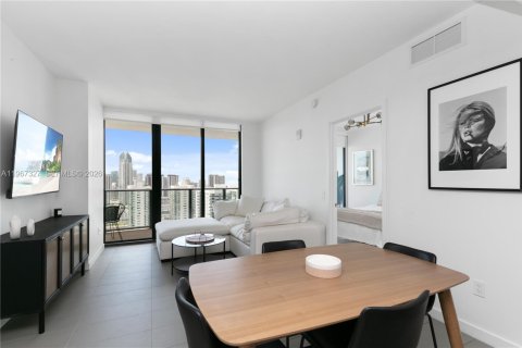 Condominio en alquiler en Miami, Florida, 2 dormitorios, 81.57 m2 № 2085091 - foto 2