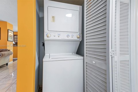 Condo in Pembroke Pines, Florida, 3 bedrooms  № 2402469 - photo 18