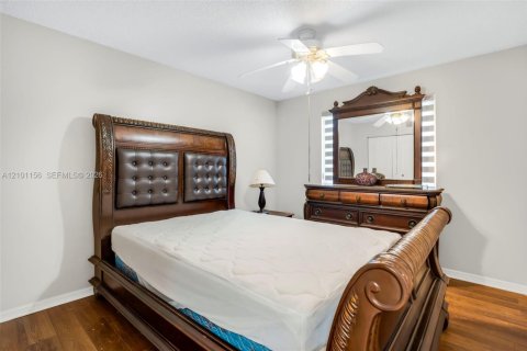 Condo in Pembroke Pines, Florida, 3 bedrooms  № 2402469 - photo 15